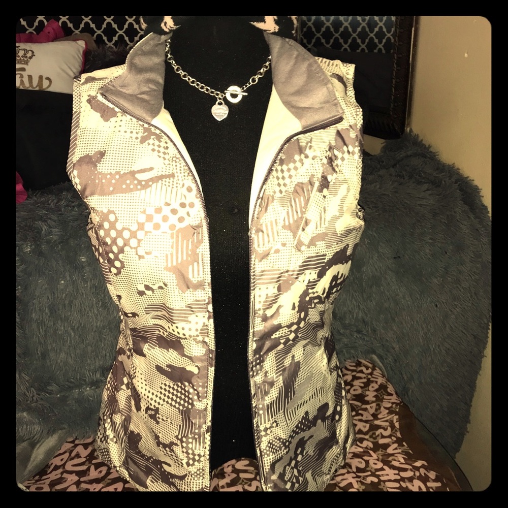 🌨🏂adorable woman’s animal print burton vest❄️